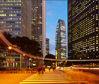Vue illuminée sur Tokyo, et ses reproductions de célèbres monuments mondiaux